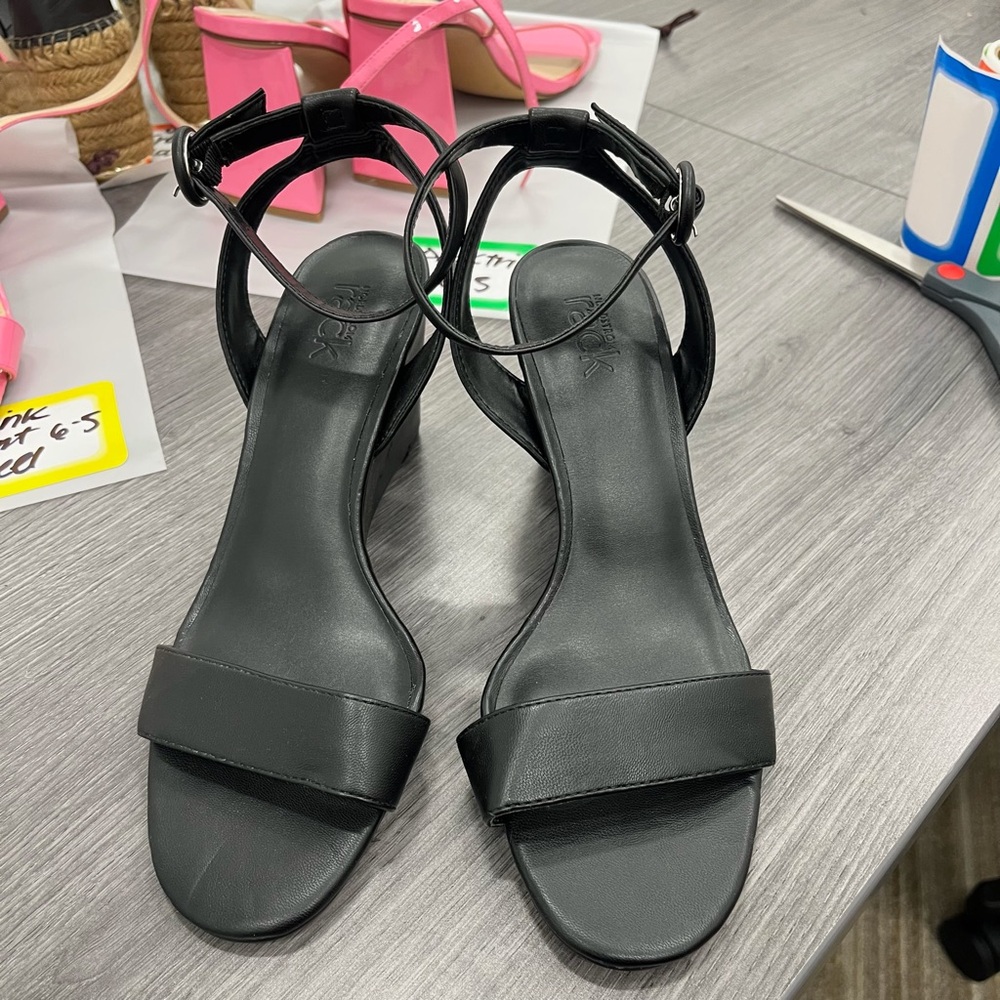 NORDSTROM RACK Comfortable Black Open Toe Block Heel Sandal - size 6.5